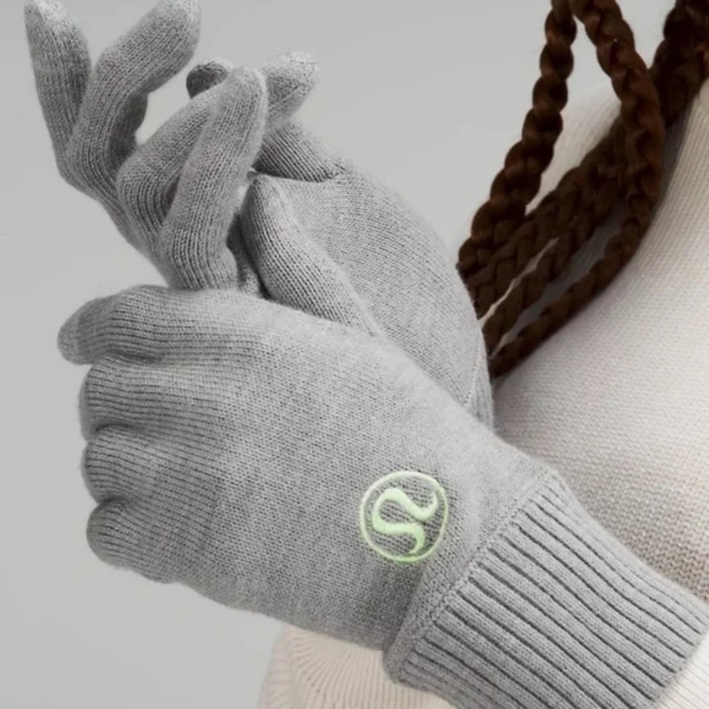 NWOT Lululemon Warm Revelation Merino Wool Tech Gloves, Rhino Grey, size M/L